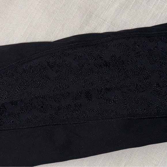 LIKE NEW SIZE 4 28 INCH LULULEMON LEGGINGS LOT PINK AND BLACK WITH LACE - Picture 5 of 6